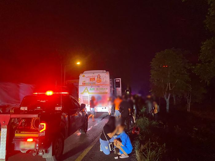 รสบัสชนกัน ซ้ำชนรถพ่วง เจ็บอื้อ 18 ราย