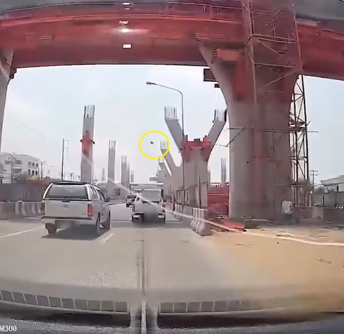 พระราม 2 อีกแล้ว คนใช้รถเสียววาบ ของหล่นจากไซต์งาน