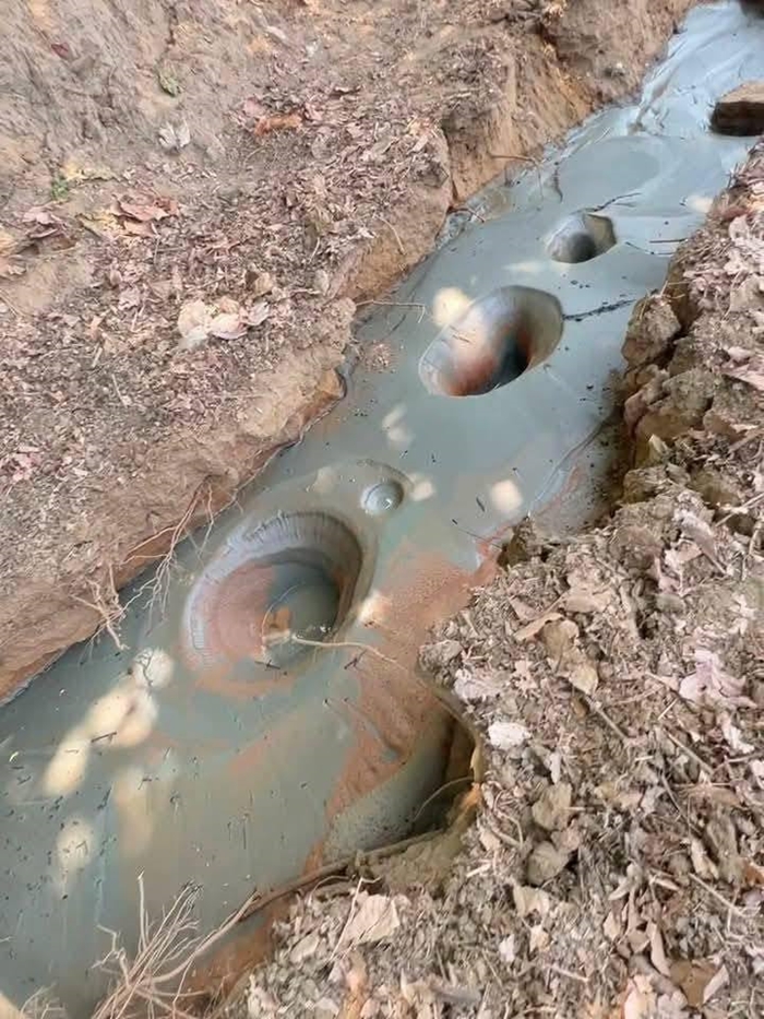 โคลนปริศนาผุดจากรอยแยกหลังแผ่นดินไหว