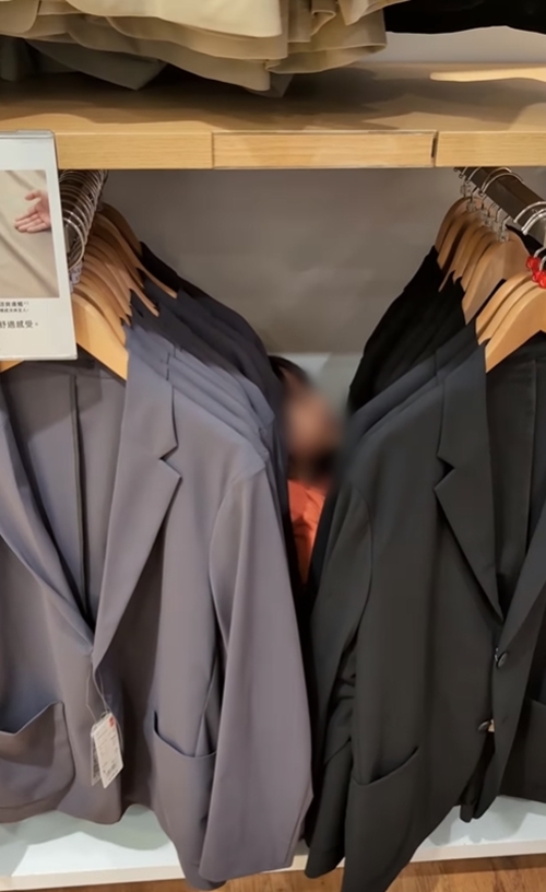 พาลูกสาวเข้าร้านดัง ให้แอบนั่งอึหลังราวแขวนเสื้อ