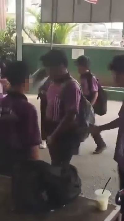 แก๊งเด็กรวมตัว สูบบุหรี่ไฟฟ้าใกล้สุเหร่ามาเลเซีย