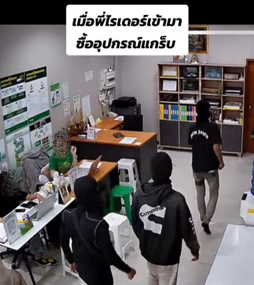 พนักงานแกร็บเดินเข้าร้านไปซื้อของ เห็นชุดแล้วรู้เลยทำไมกลัว