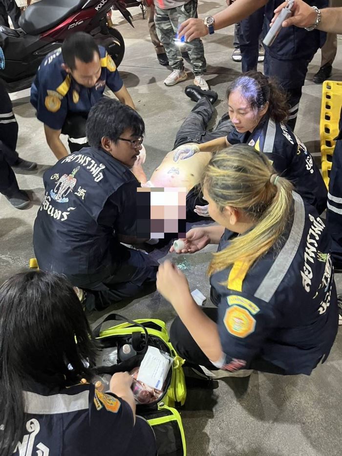 เป๊ก ผลิตโชค โดนแทงที่ปั๊มกลางดึก กู้ภัยหามส่ง รพ.