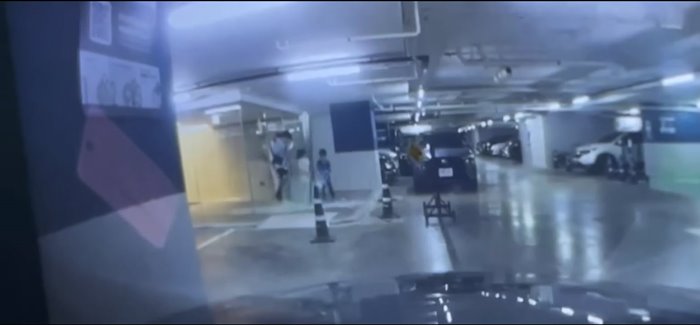 ครอบครัวเดินออกจากห้าง ผลักประตูกระจก จู่ ๆ ร่วงแตกทั้งบาน