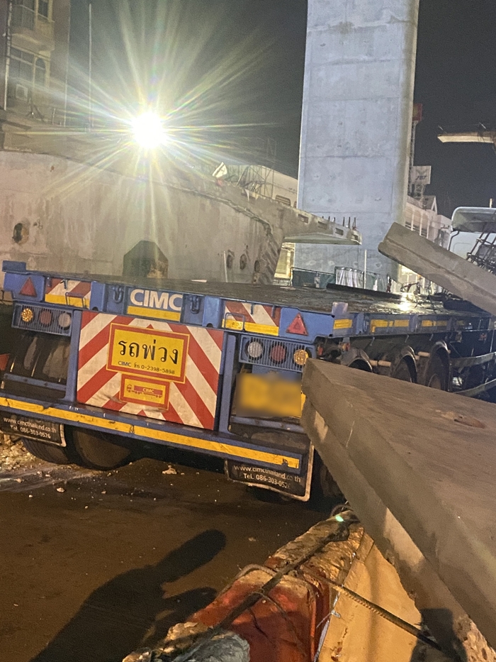 แผ่นปูนหล่นใส่รถเก๋ง