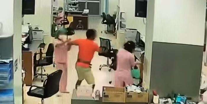 ชายตบหน้าพยาบาล ง้างสุดมือ ซัดไป 3 รอบ