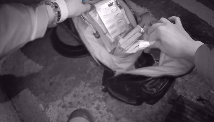 หนุ่มนอนเมาแอ๋ข้างถนน ข้างตัวมีเงิน 5 แสน ยัดใส่กระเป๋าไว้ไม่สนใจ