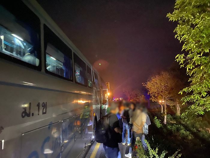 รสบัสชนกัน ซ้ำชนรถพ่วง เจ็บอื้อ 18 ราย