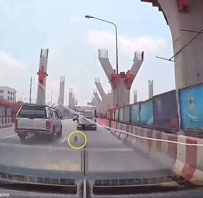 พระราม 2 อีกแล้ว คนใช้รถเสียววาบ ของหล่นจากไซต์งาน