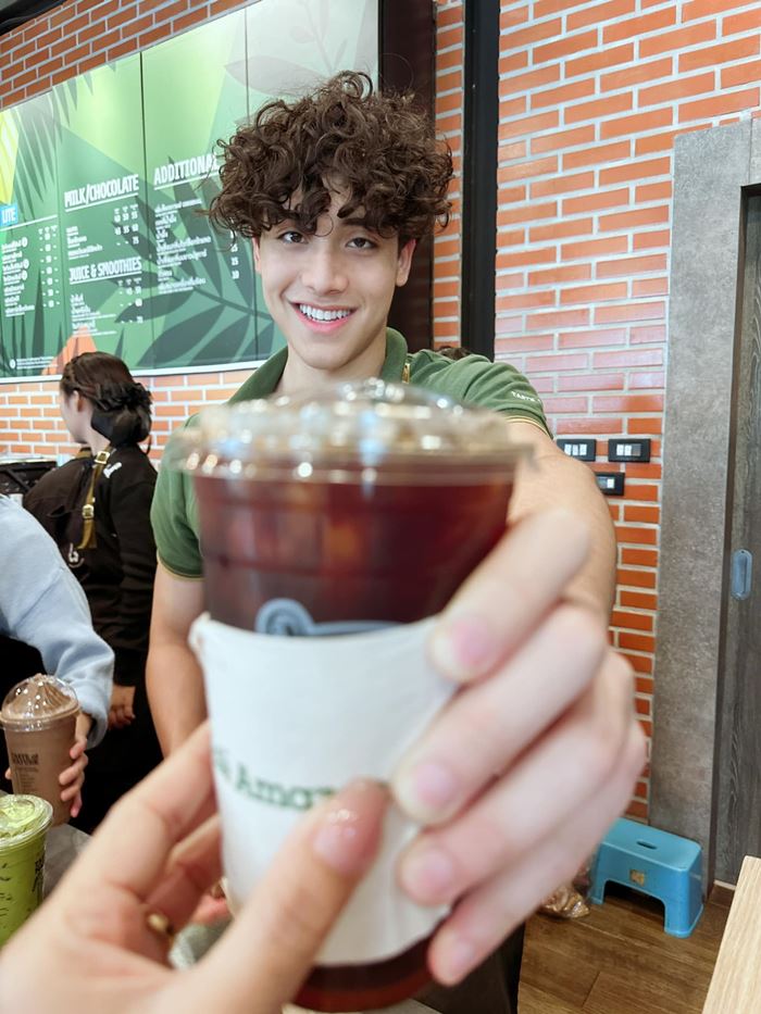 หนุ่มหล่อลูกครึ่ง เป็นบาริสต้า คาเฟ่ อเมซอน
