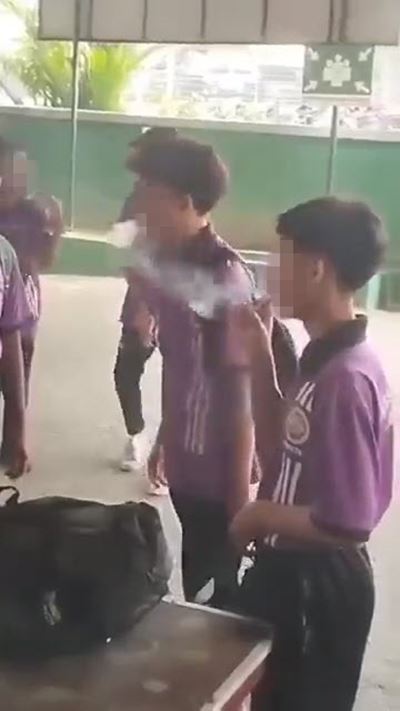 แก๊งเด็กรวมตัว สูบบุหรี่ไฟฟ้าใกล้สุเหร่ามาเลเซีย
