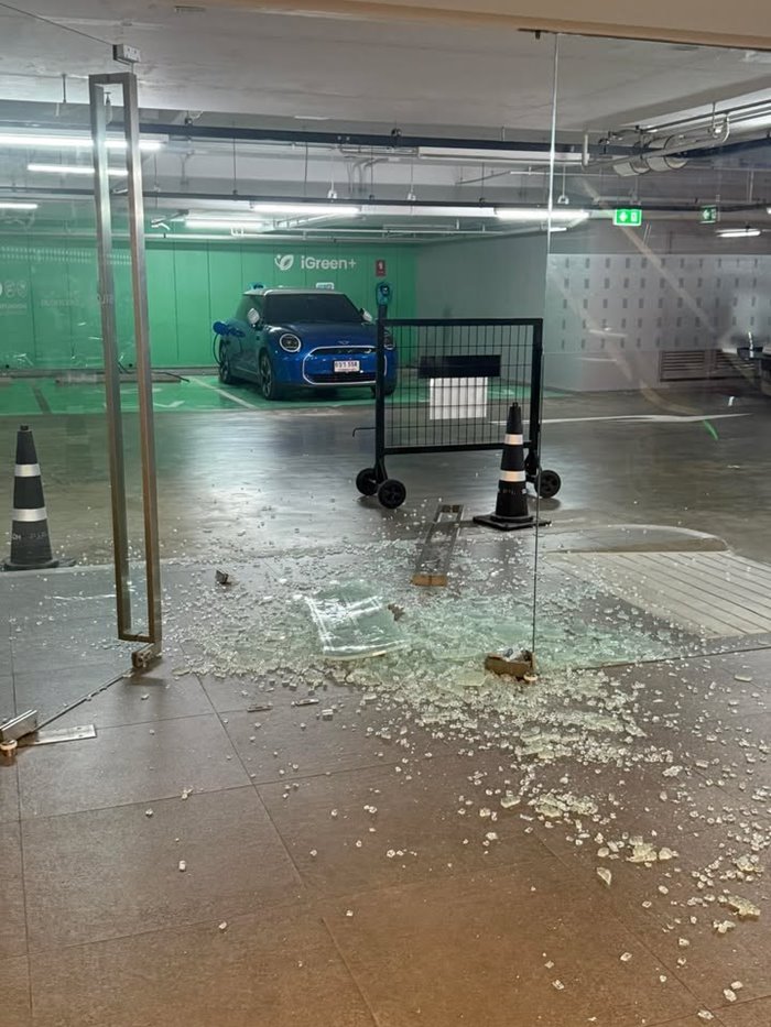 ครอบครัวเดินออกจากห้าง ผลักประตูกระจก จู่ ๆ ร่วงแตกทั้งบาน