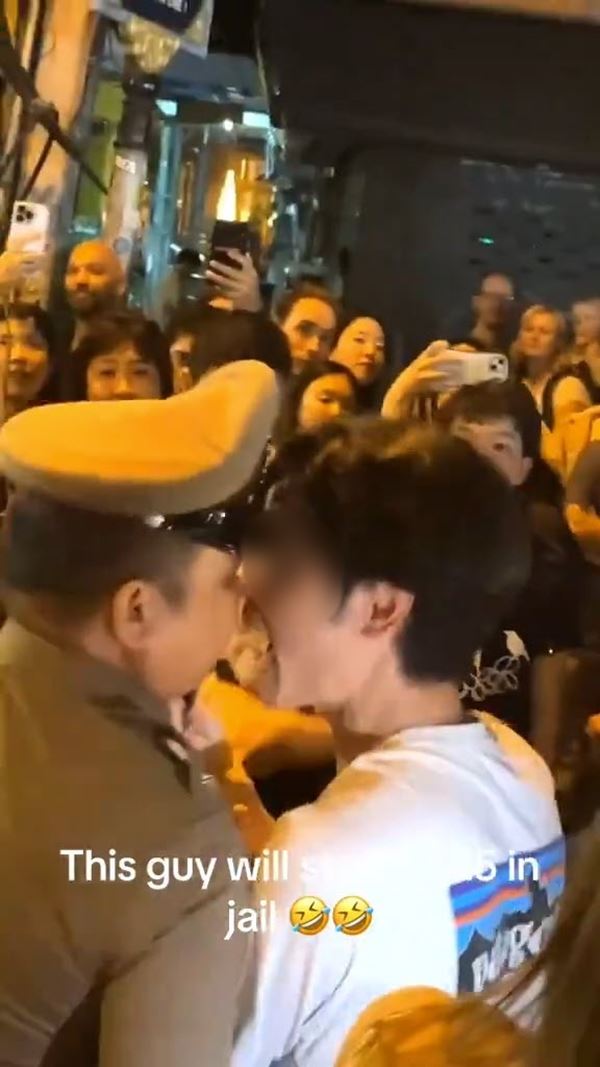 ส่องเมนต์หนุ่มกร่างใส่ ตร. เบรกจุดโคมลอย เกือบไม่เชื่อว่าเป็นคนญี่ปุ่น