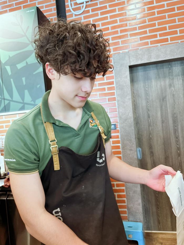 หนุ่มหล่อลูกครึ่ง เป็นบาริสต้า คาเฟ่ อเมซอน