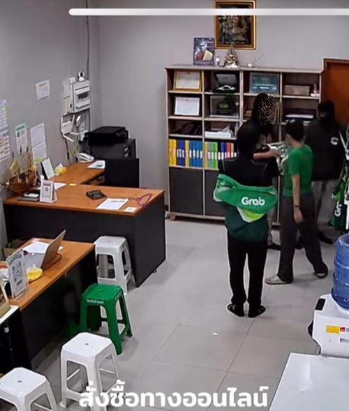 พนักงานแกร็บเดินเข้าร้านไปซื้อของ เห็นชุดแล้วรู้เลยทำไมกลัว