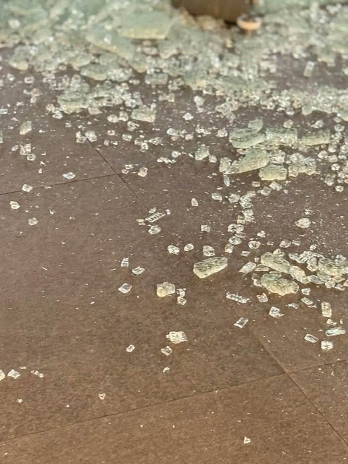 ครอบครัวเดินออกจากห้าง ผลักประตูกระจก จู่ ๆ ร่วงแตกทั้งบาน