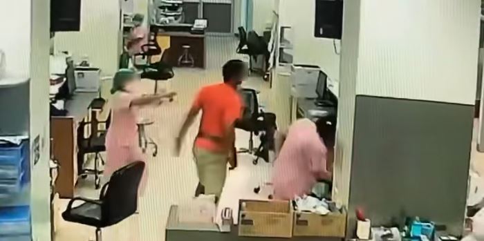 ชายตบหน้าพยาบาล ง้างสุดมือ ซัดไป 3 รอบ