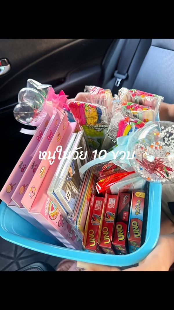 เด็กหญิงวัย 10 ขวบใช้เวลาว่างเดินเร่ขายของ หาเงินได้ฟ่อนใหญ่