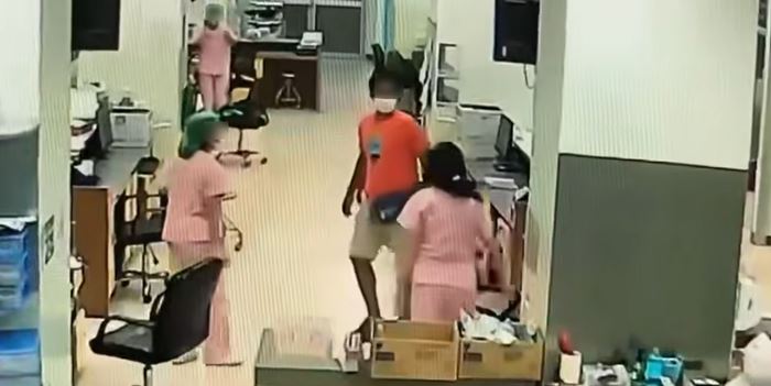 ชายตบหน้าพยาบาล ง้างสุดมือ ซัดไป 3 รอบ