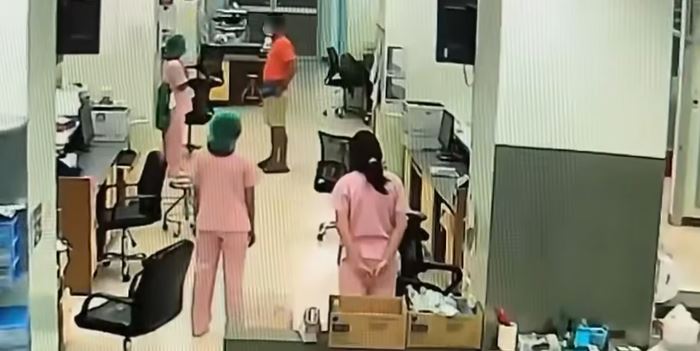 ชายตบหน้าพยาบาล ง้างสุดมือ ซัดไป 3 รอบ