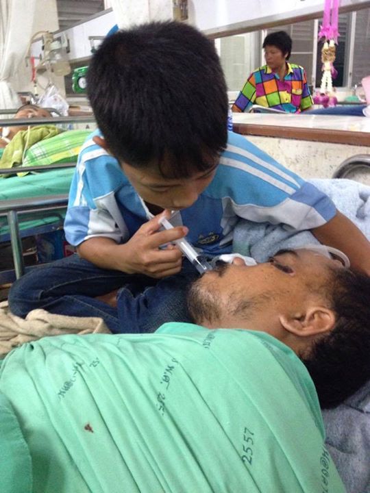 เจ้าหนูยอดกตัญญู คอยป้อนยา-เฝ้าพ่อป่วย เพียงลำพัง