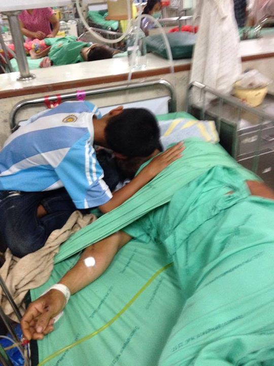 เจ้าหนูยอดกตัญญู คอยป้อนยา-เฝ้าพ่อป่วย เพียงลำพัง