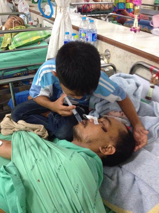 เจ้าหนูยอดกตัญญู คอยป้อนยา-เฝ้าพ่อป่วย เพียงลำพัง