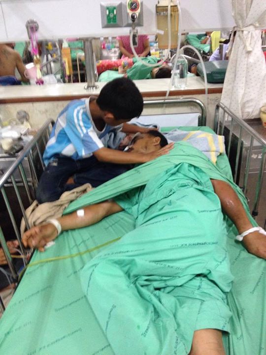 เจ้าหนูยอดกตัญญู คอยป้อนยา-เฝ้าพ่อป่วย เพียงลำพัง