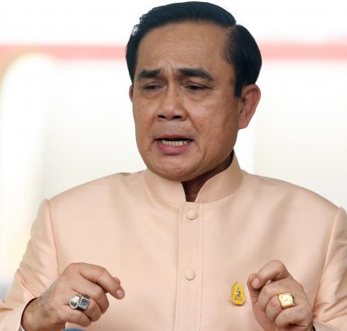 ฮือฮา ประยุทธ์ โชว์ของขลัง กำไลเงินหางช้าง !