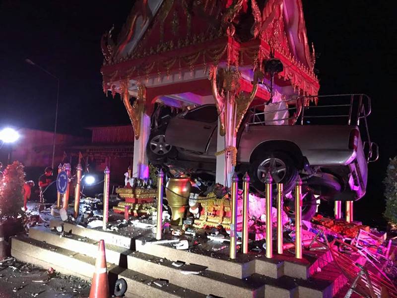 กระบะชนศาลหลักเมือง