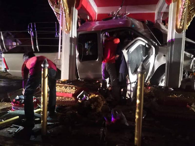 กระบะชนศาลหลักเมือง