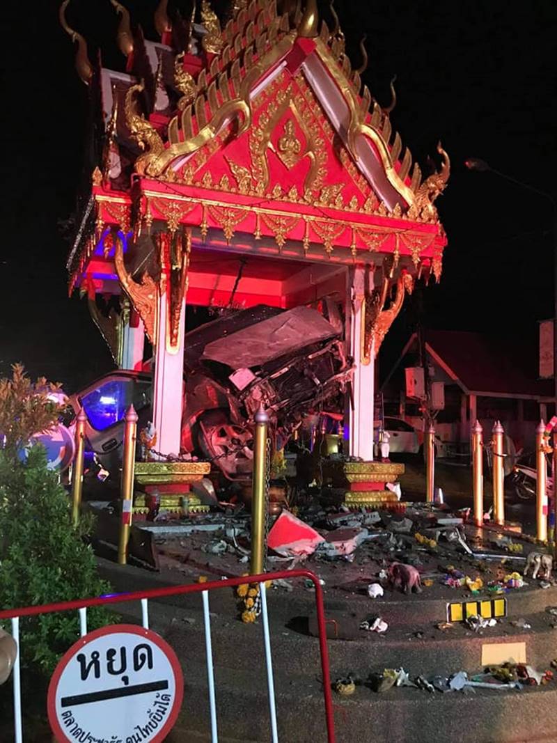 กระบะชนศาลหลักเมือง