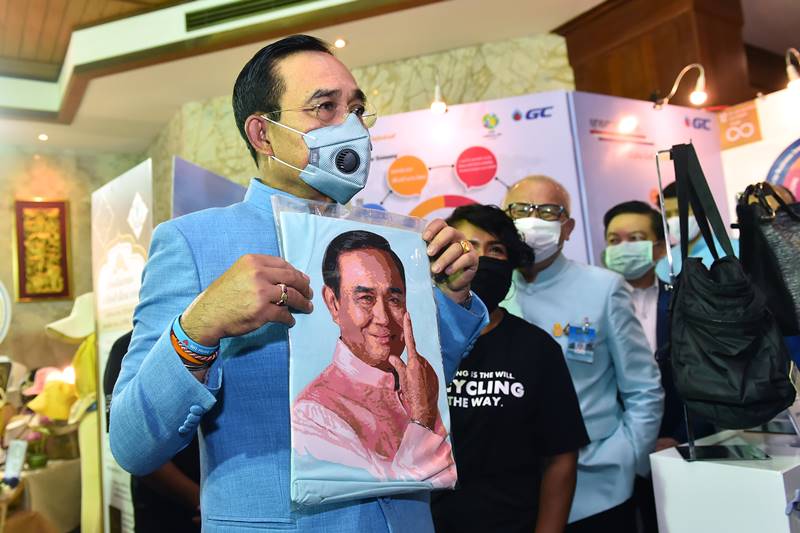 ชู 3 นิ้ว ใส่บิ๊กตู่