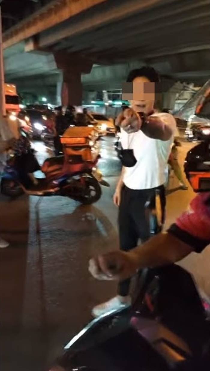 นิคูเปอร์ มีเรื่อง มอไซค์