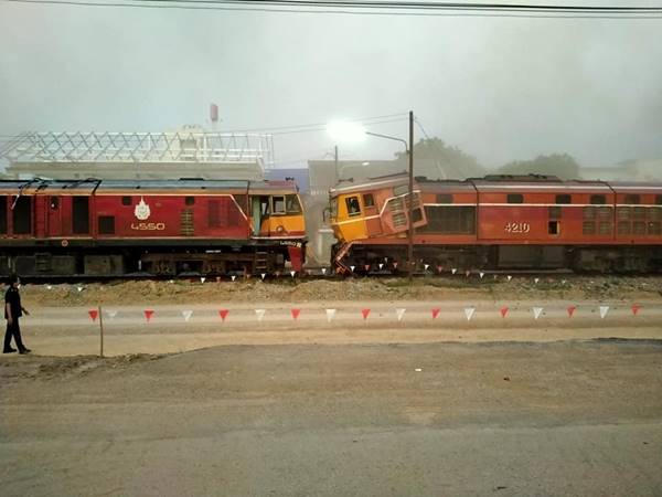 รถไฟชนกัน