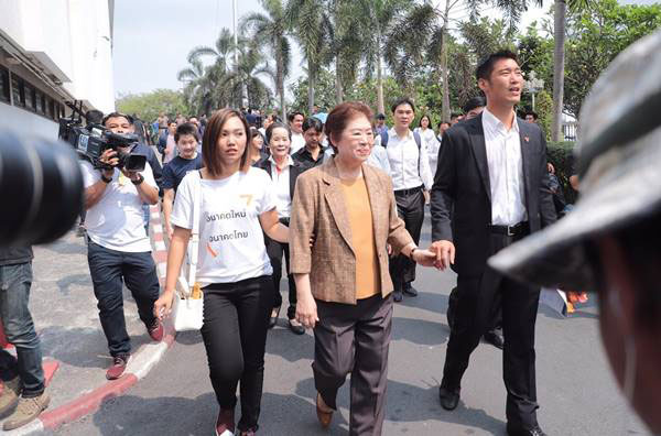 ปารีณา ไกรคุปต์