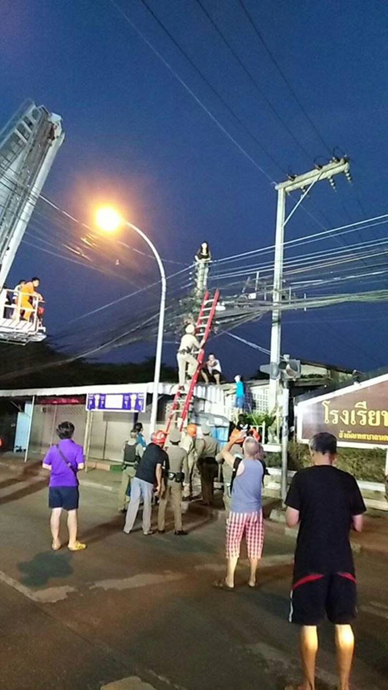 คนปีนเสาไฟ