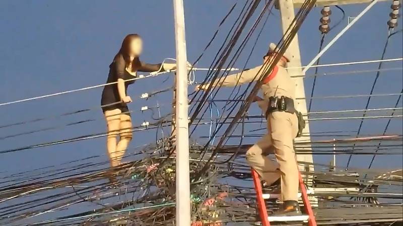 คนปีนเสาไฟ