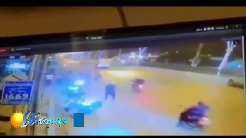 วัยรุ่นต่อยแย่งผู้หญิง