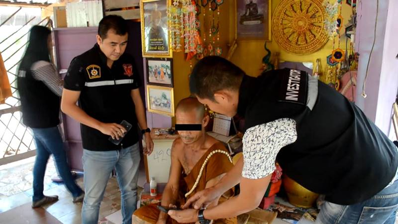 พระอนาจารเด็ก