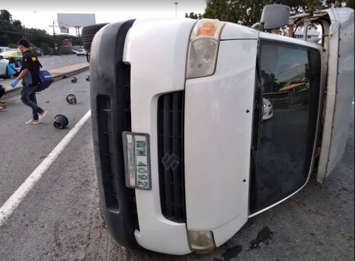 รถกระบะพลิกคว่ำ