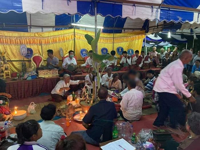 แต่งแฟนสาวในงานศพ