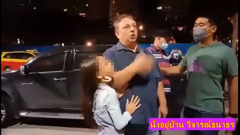 แกนนำราษฎร โหม่งฝรั่งดั้งแตก