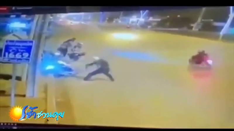 วัยรุ่นต่อยแย่งผู้หญิง