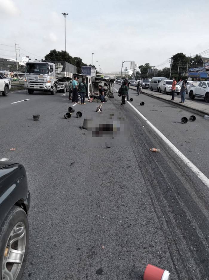 รถกระบะพลิกคว่ำ