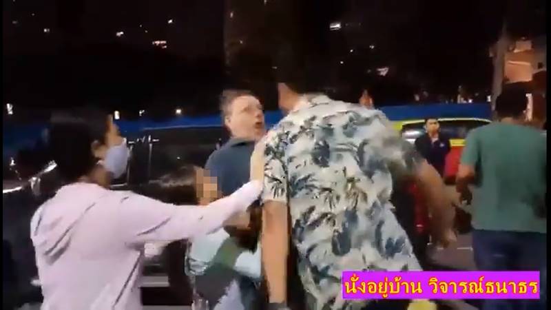 แกนนำราษฎร โหม่งฝรั่งดั้งแตก