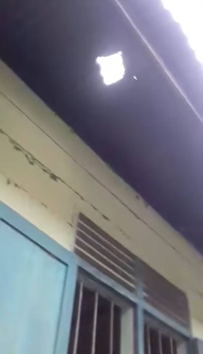 อุกกาบาตชนหลังคา