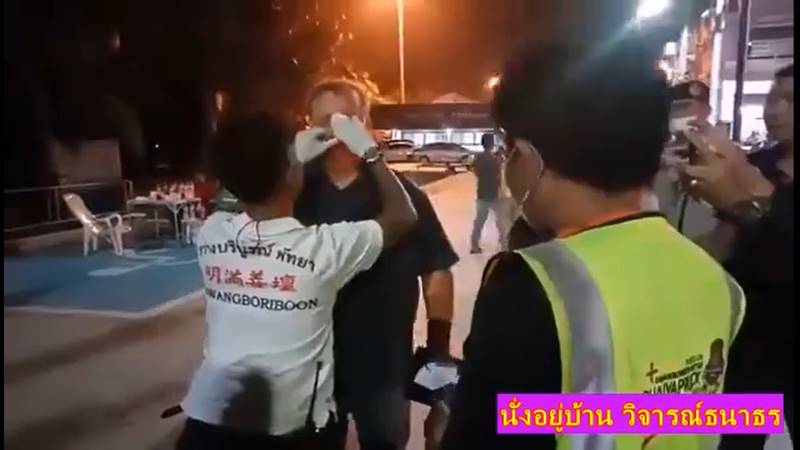 แกนนำราษฎร โหม่งฝรั่งดั้งแตก