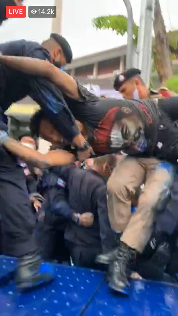 ตำรวจสลายม็อบ 14 ตุลา 