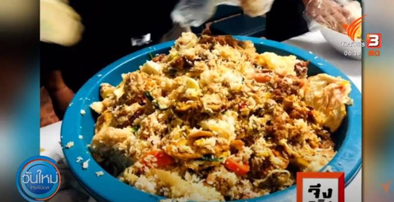 คลุกข้าวจากกะละมังให้กิน